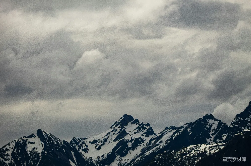 高清摄影 雪山 云海 自然风光 户外摄影 宁静 雪山与云海