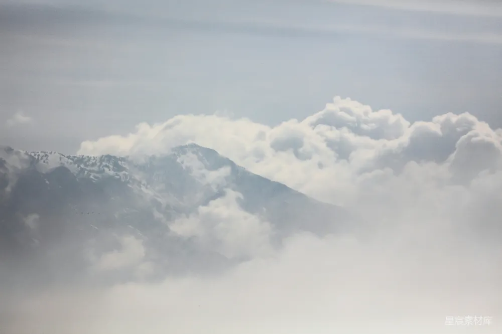 高清摄影 雪山 云雾 自然风光 宁静 旅行 云雾缭绕的雪山