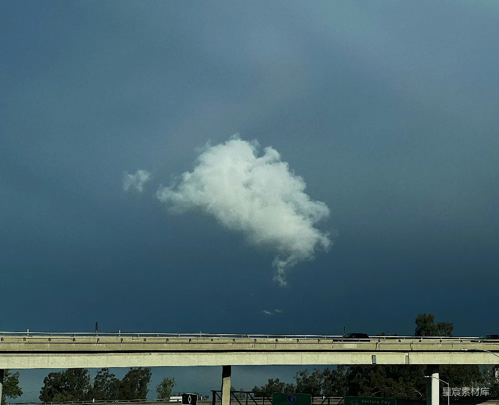 高清摄影 天空 云朵 高速公路 自然风光 户外 天空中的孤云与高速公路