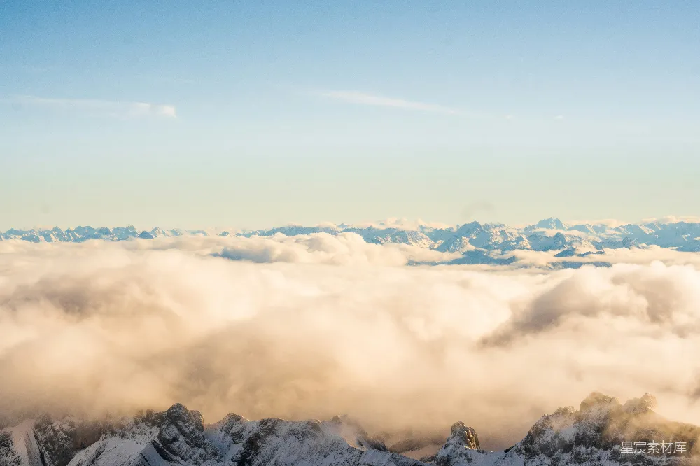高清摄影 雪山 云海 自然风光 宁静 风景 云海之上，雪山的壮丽