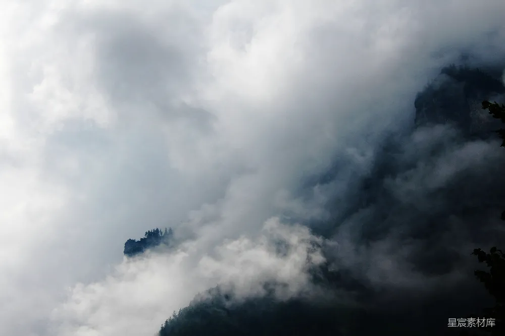 高清摄影 山峰 云雾 自然风光 旅行 宁静 云雾缭绕的山峰