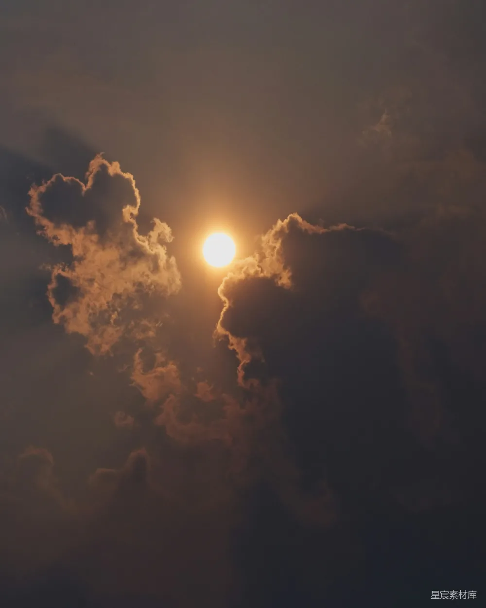 高清摄影 夕阳 云层 自然景观 宁静 日落 云层中的夕阳