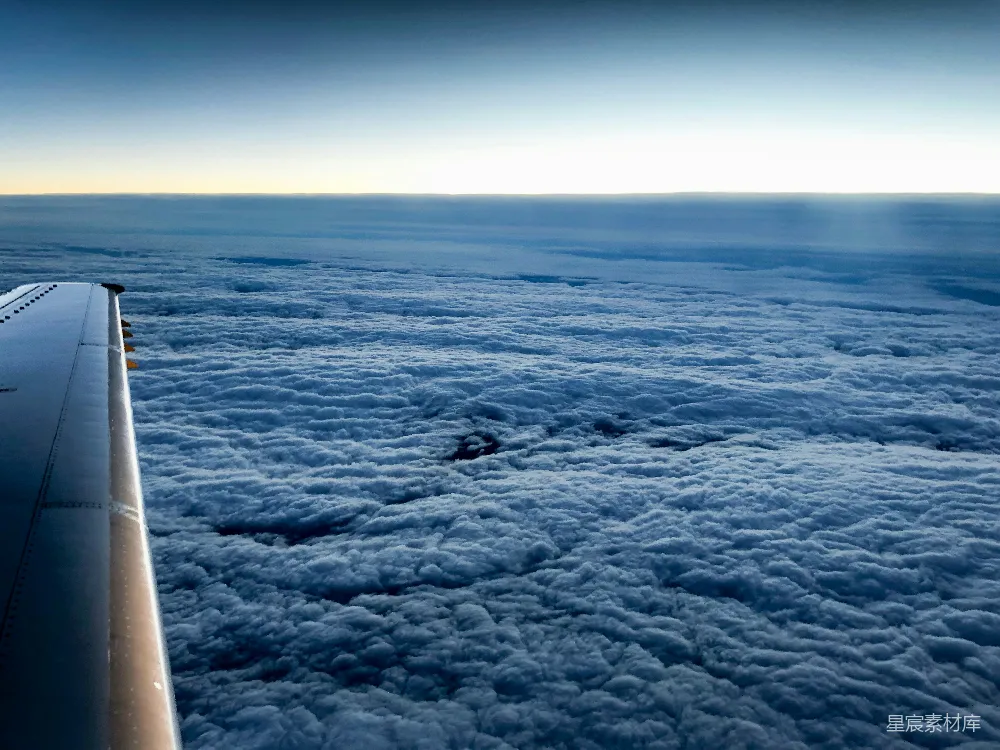高清摄影 天空 飞机 云层 宁静 旅行 云端之上，飞机视角的宁静