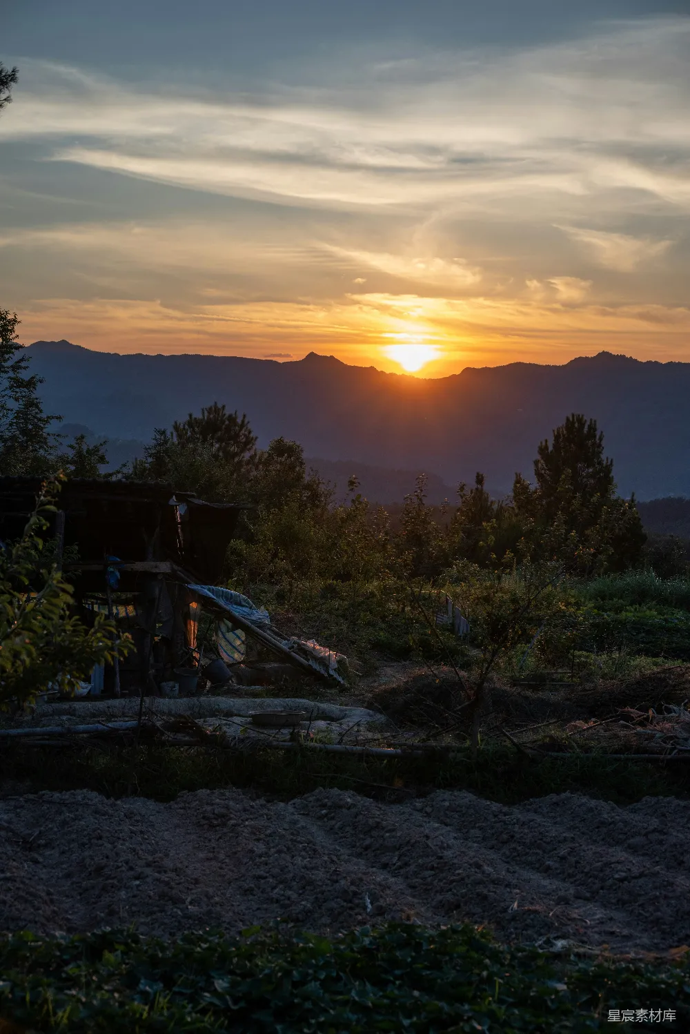 高清摄影 日落 乡村 自然 宁静 风景 日落山间的小屋