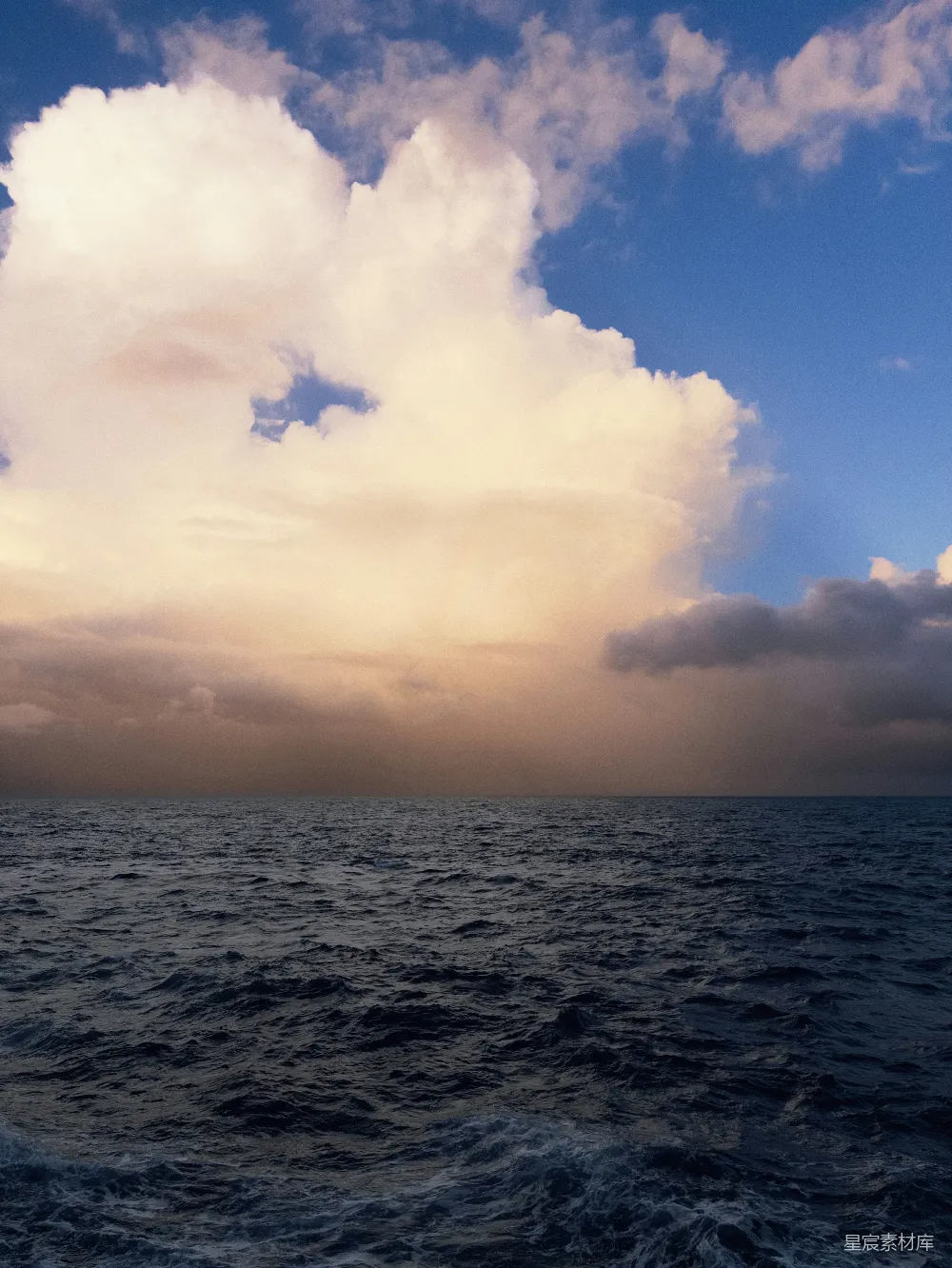 高清摄影 海洋 天空 云层 自然风光 宁静 海天一色的壮丽景象