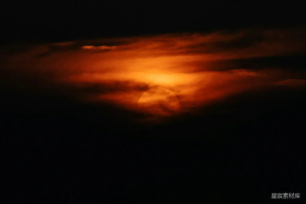高清摄影 月亮 夜景 自然 宁静 神秘 月光下的云雾