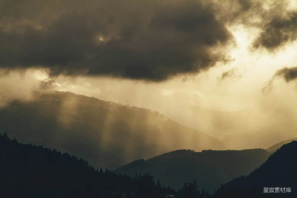 高清摄影 山景 云雾 自然风光 日落 宁静 云雾缭绕的山峰