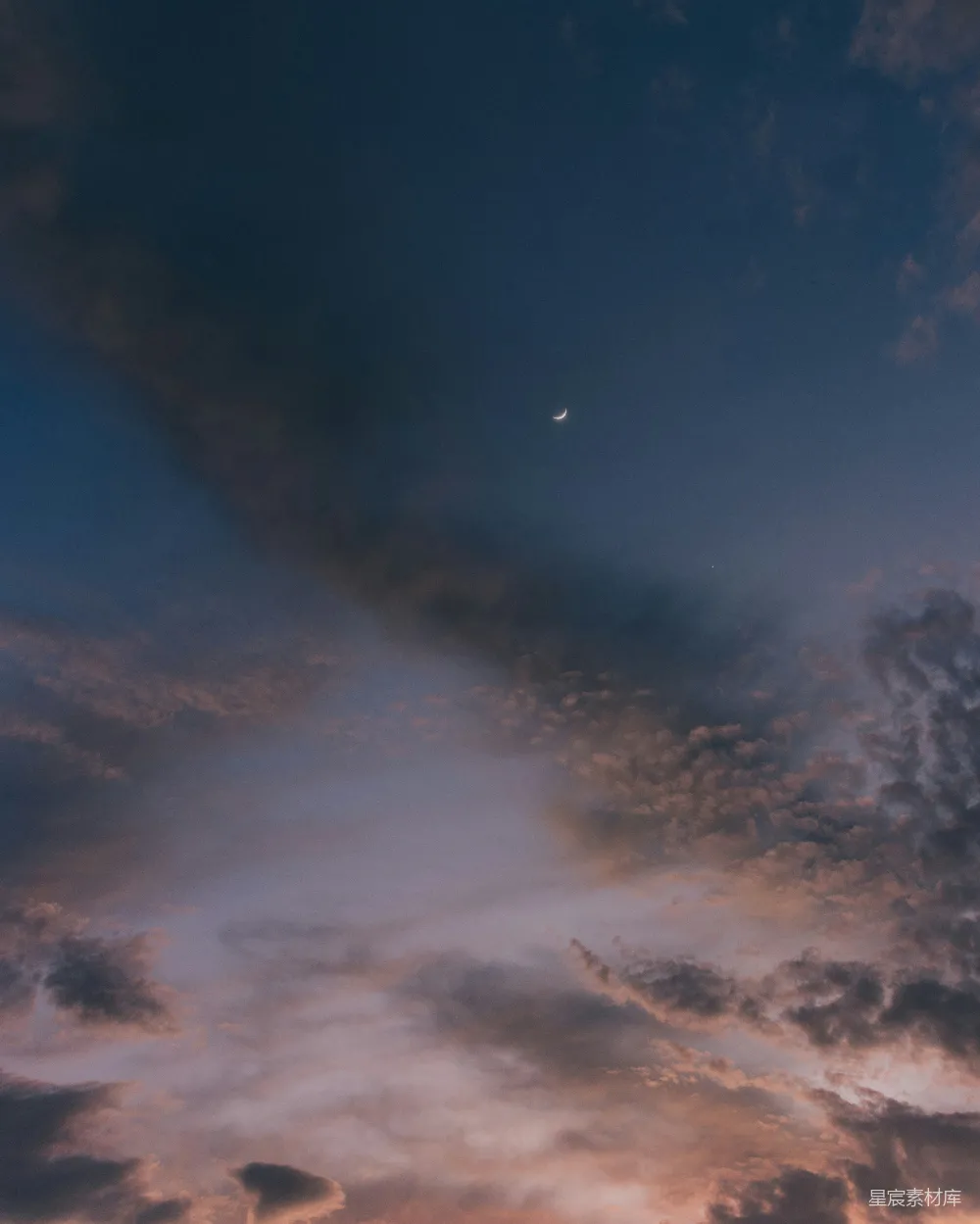 高清摄影 夜空 新月 云彩 自然 宁静 夜空中的一弯新月