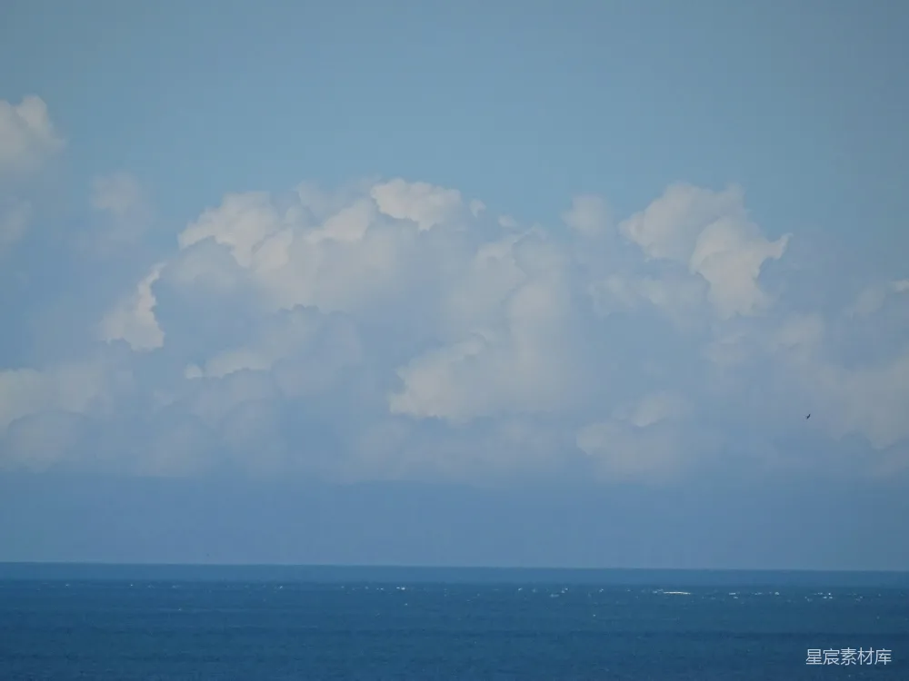 高清摄影 海洋 天空 云彩 平静 自然 蓝天下的宁静海洋