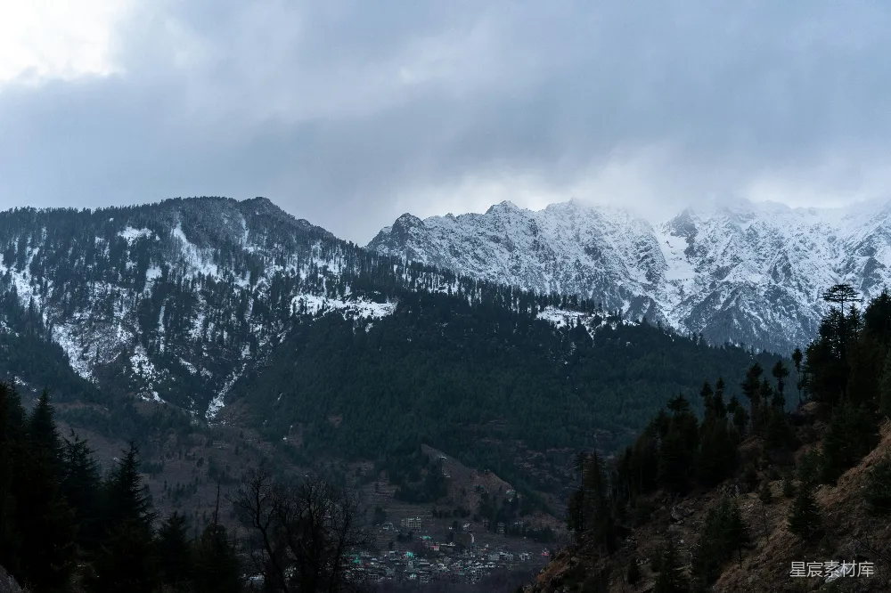 高清摄影 雪山 森林 小镇 自然风光 旅行 雪峰下的小镇
