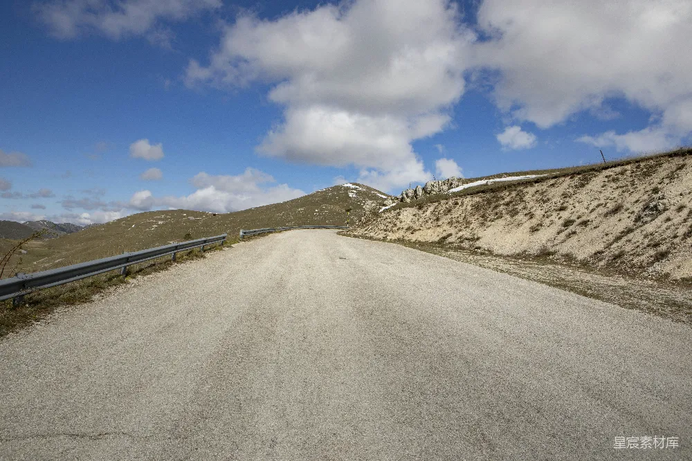 高清摄影 风景 山地 道路 自然 户外 蜿蜒山路与蓝天白云