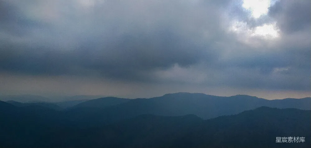 高清摄影 山景 自然风光 阴天 宁静 户外 山峦与云层