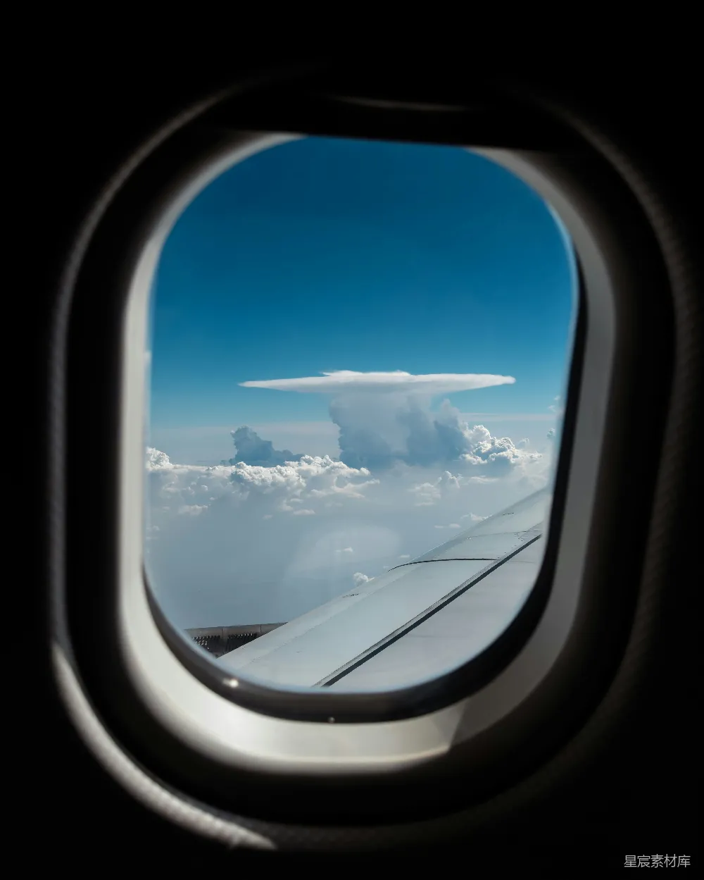 高清摄影 飞机窗口 云层 蓝天 旅行 自然 空中视角：云海与翅膀