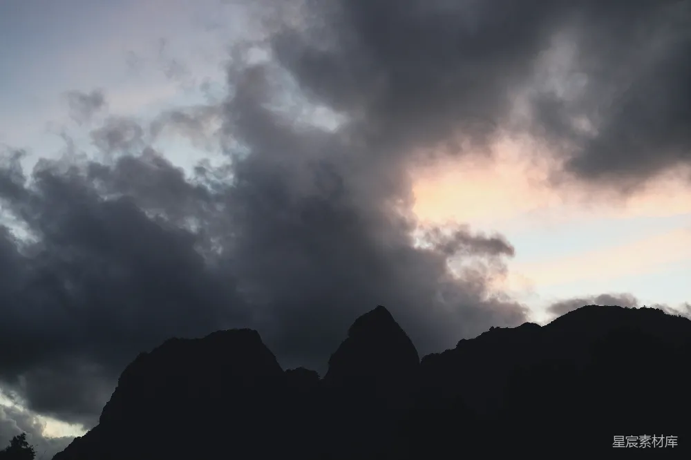 高清摄影 山峰 云层 剪影 自然风光 宁静 云层下的山峰剪影