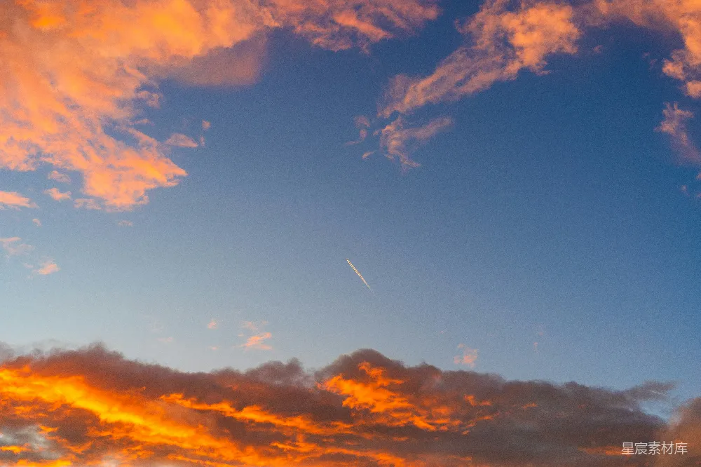 高清摄影 天空 日落 飞机 云彩 自然 夕阳下的飞机轨迹