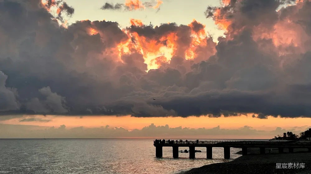 高清摄影 日落 海滨 码头 自然风光 旅行 夕阳下的码头与云霞