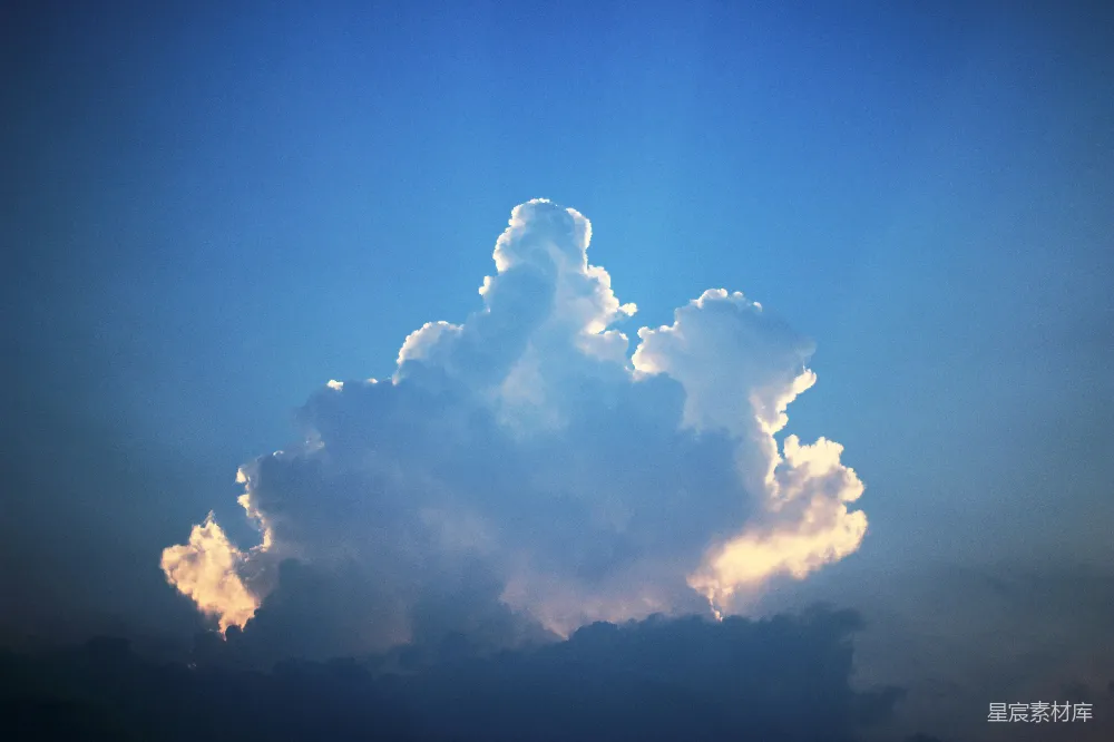 高清摄影 天空 云朵 自然 宁静 梦幻 蓝天下的奇幻云朵
