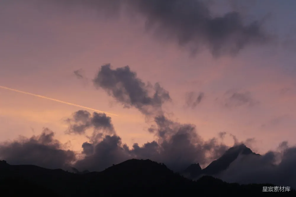 高清摄影 山景 日落 云彩 自然风光 宁静 日落时分的山间云彩