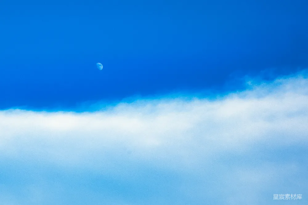 高清摄影 天空 云层 月牙 宁静 自然 云海中的月牙