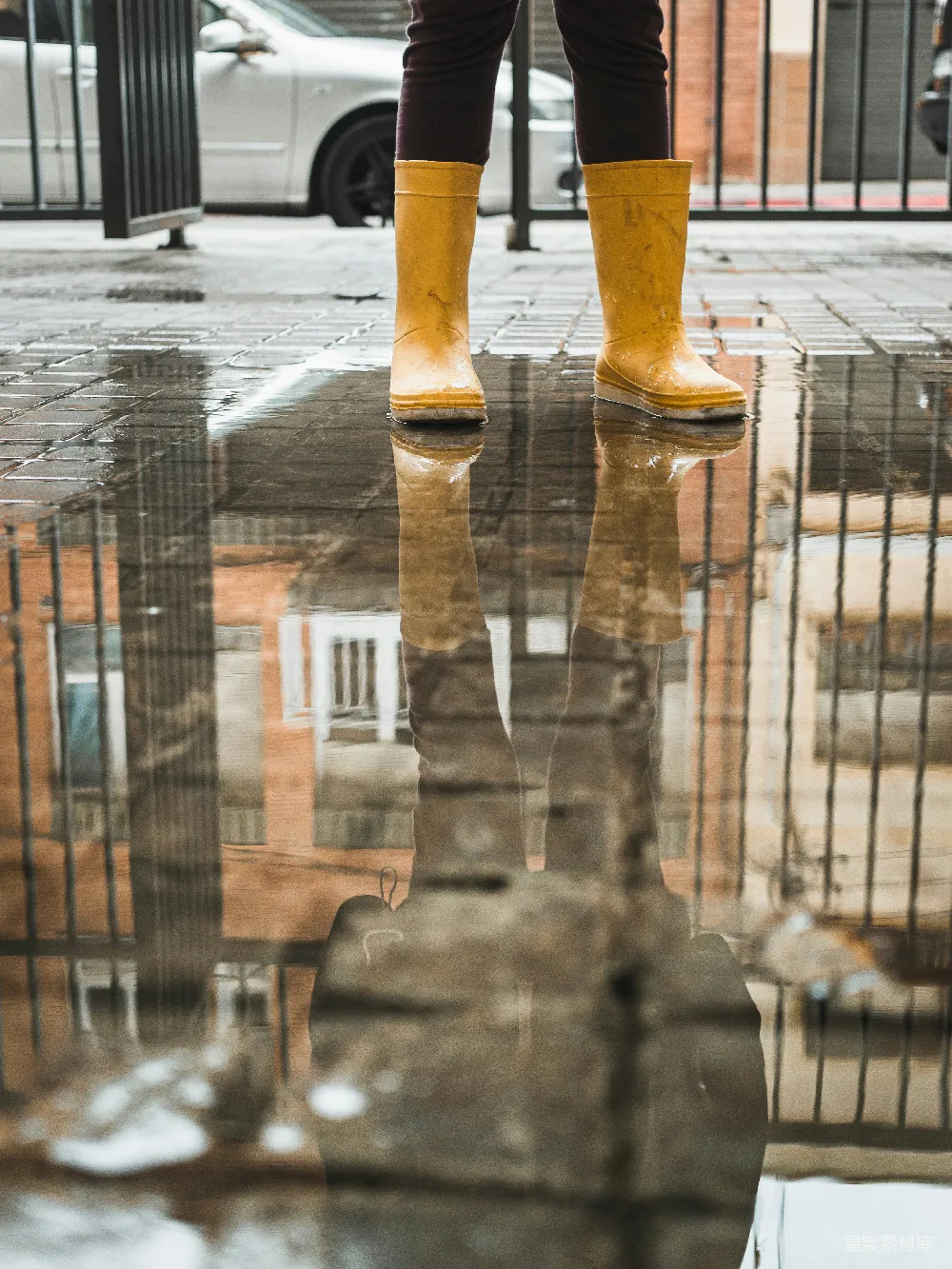 高清摄影 雨靴 街道 倒影 城市 户外 雨中漫步