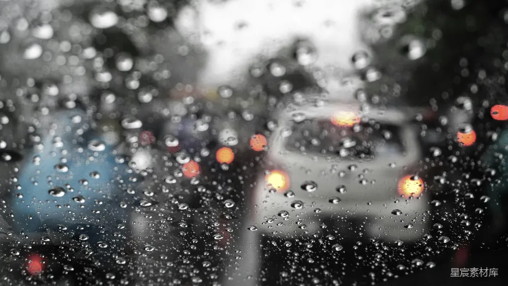 高清摄影  ```json {   title: 雨夜车窗},   keys: [雨滴, 夜晚, 模糊, 城市, 交通],   descs: 这张图片展示了雨夜车窗上的雨滴，背景是模糊的城市街道和交通灯。通过雨滴