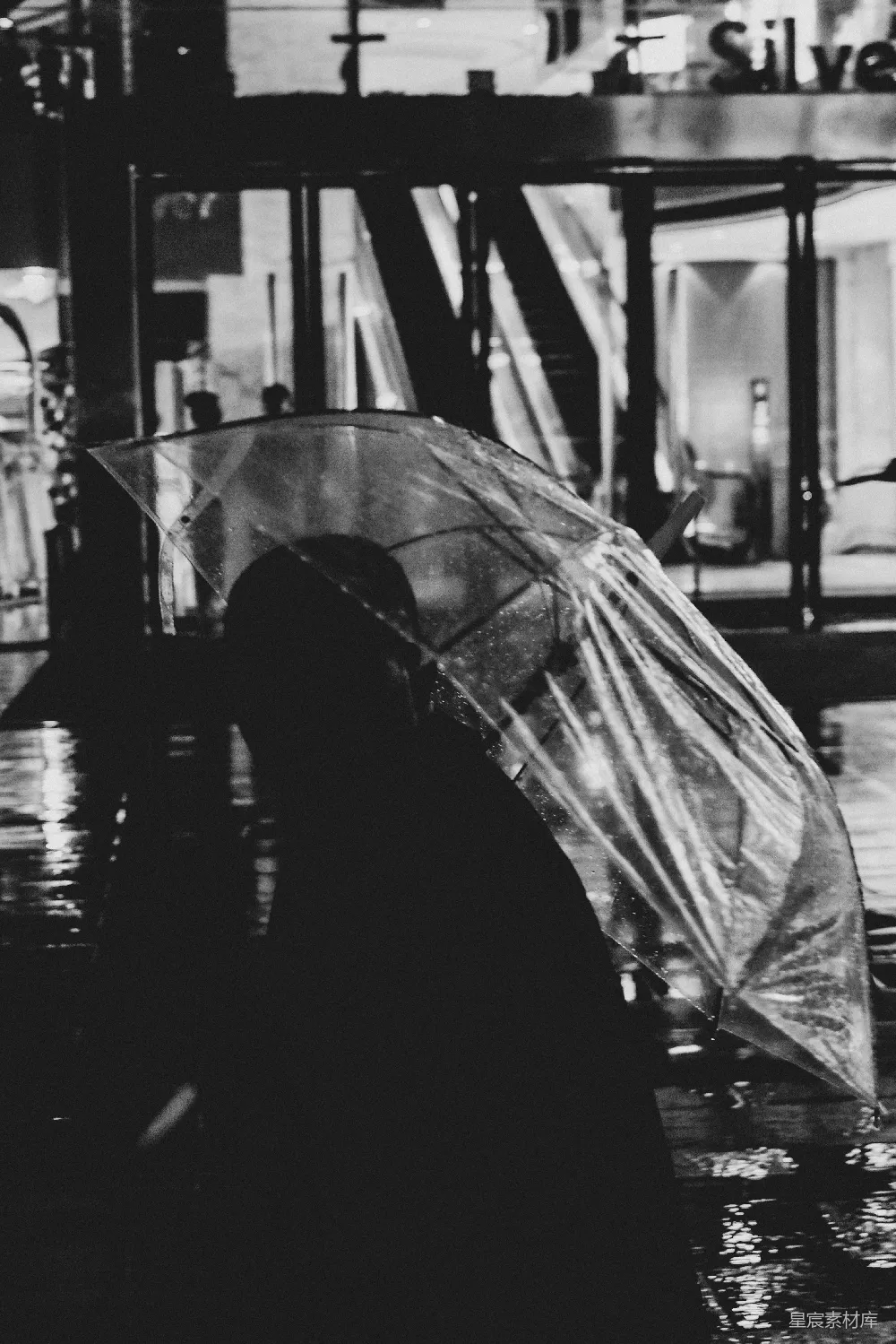 高清摄影 雨伞 黑白 孤独 城市 爱情 雨夜下的背影