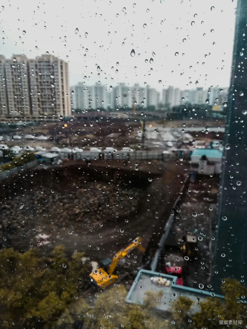 高清摄影 雨景 城市 建筑 挖掘机 窗户 窗外的雨景