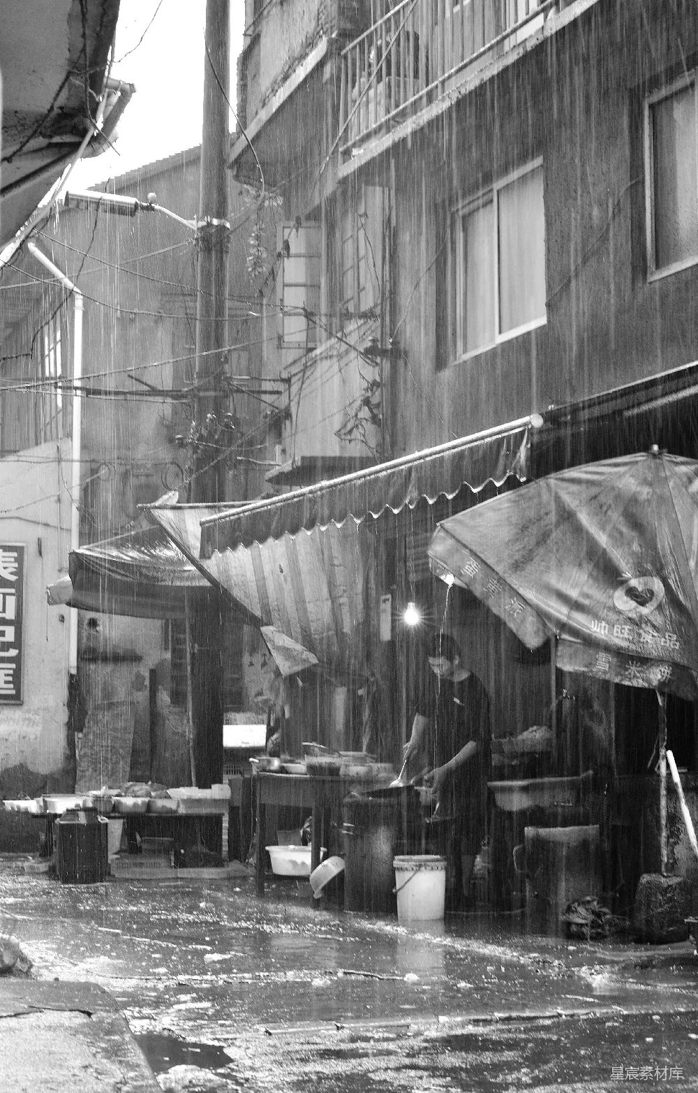 高清摄影 黑白摄影 城市生活 雨景 街头巷尾 日常生活 雨中的小巷摊贩