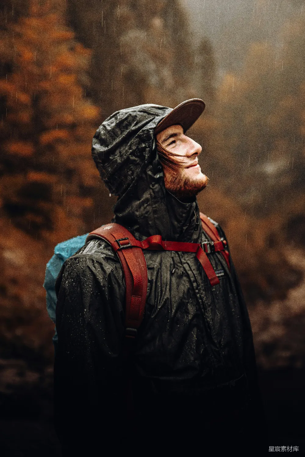 高清摄影 旅行 雨天 自然 冒险 户外 雨中漫步的旅行者