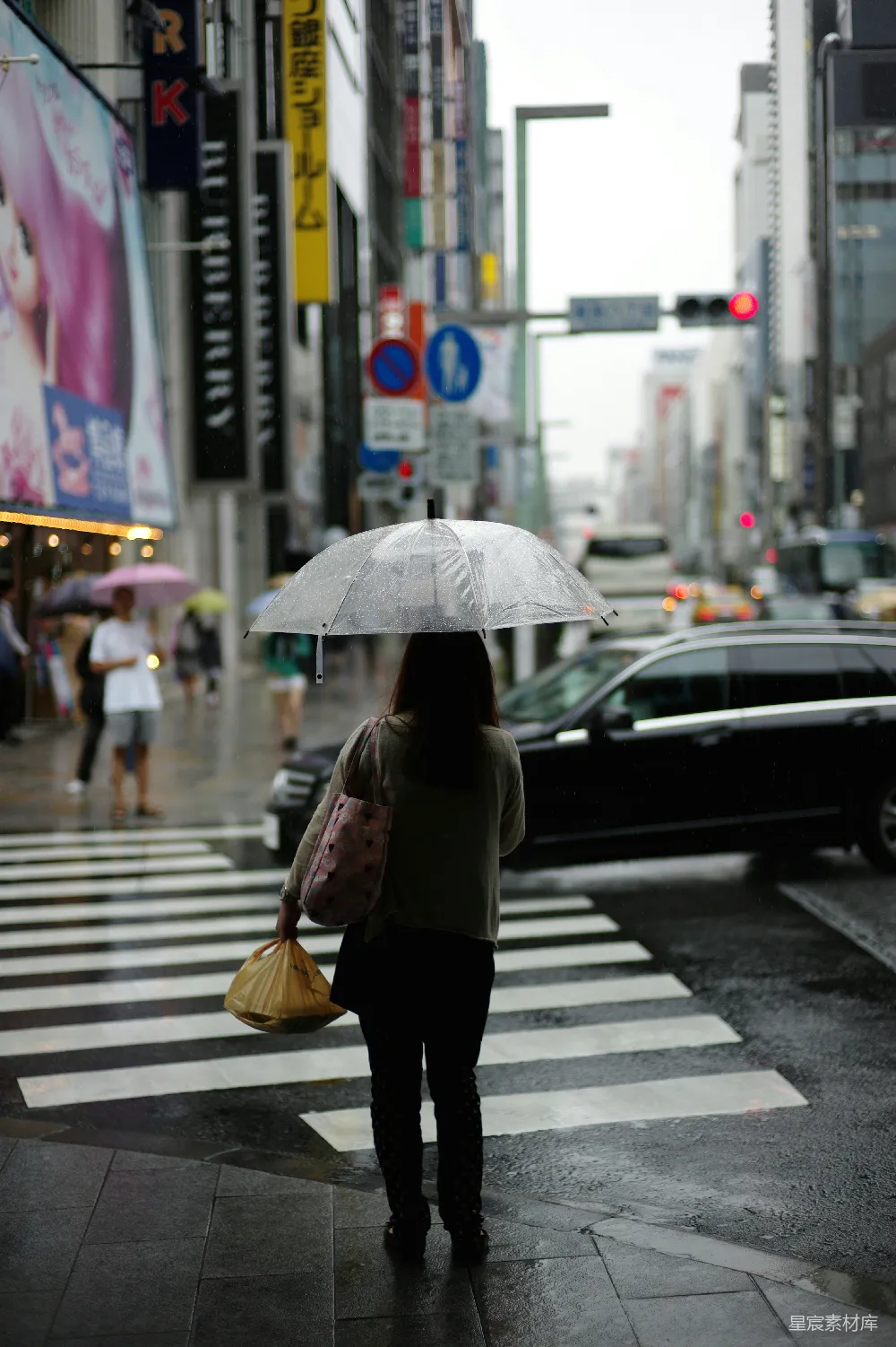 高清摄影 雨天 都市 行人 雨伞 街道 雨中漫步的都市女孩