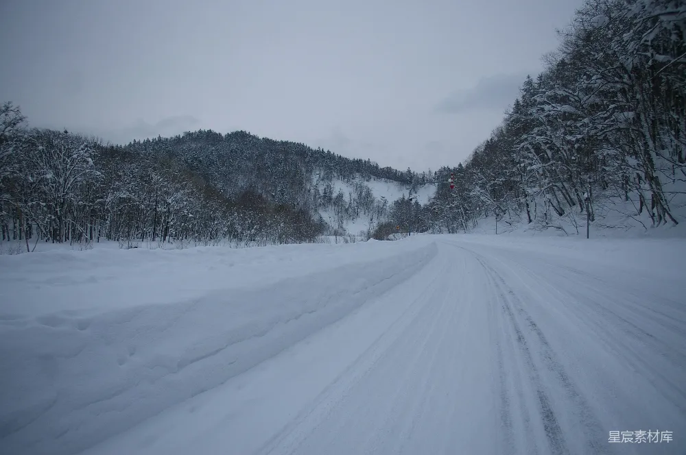 高清摄影 雪景 自然 冬季 道路 风景 雪中的山路