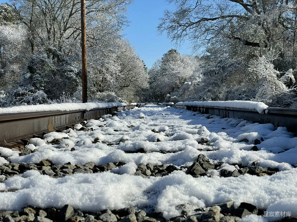 高清摄影 冬日 铁轨 雪景 自然 宁静 冬日铁轨上的雪景