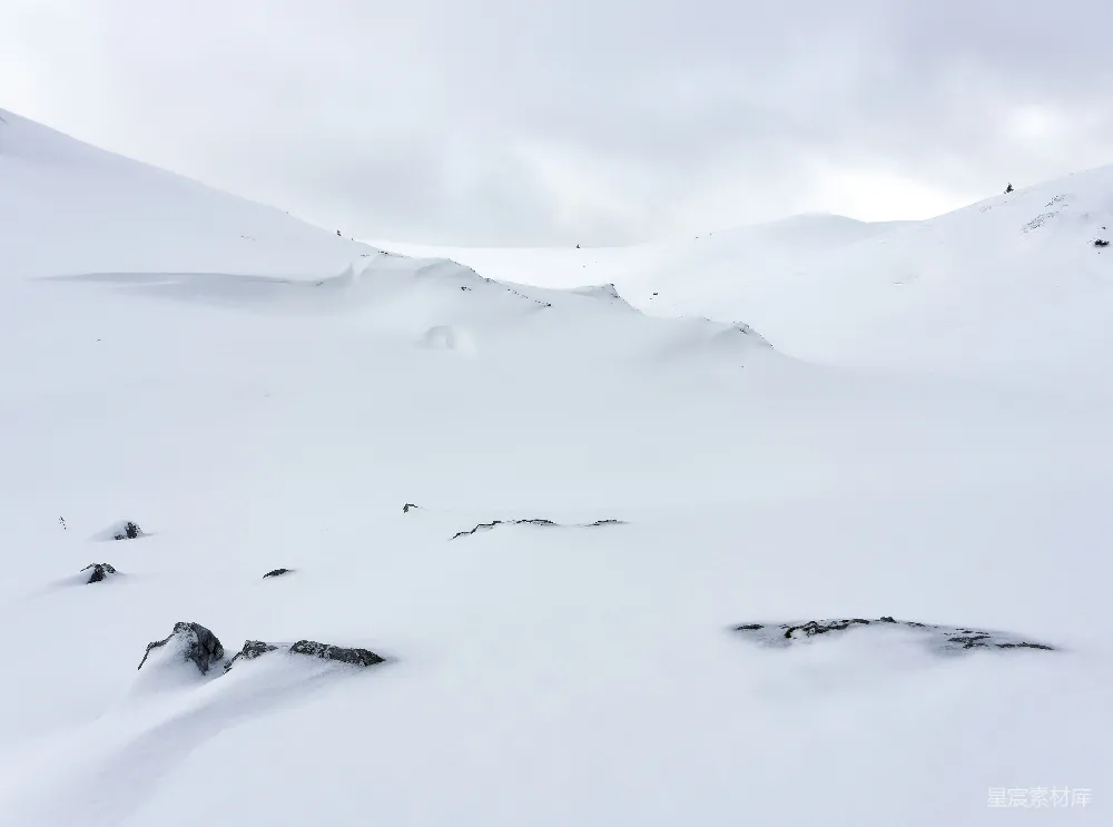 高清摄影 雪地 岩石 山丘 自然风光 冬季 雪地中的岩石与山丘