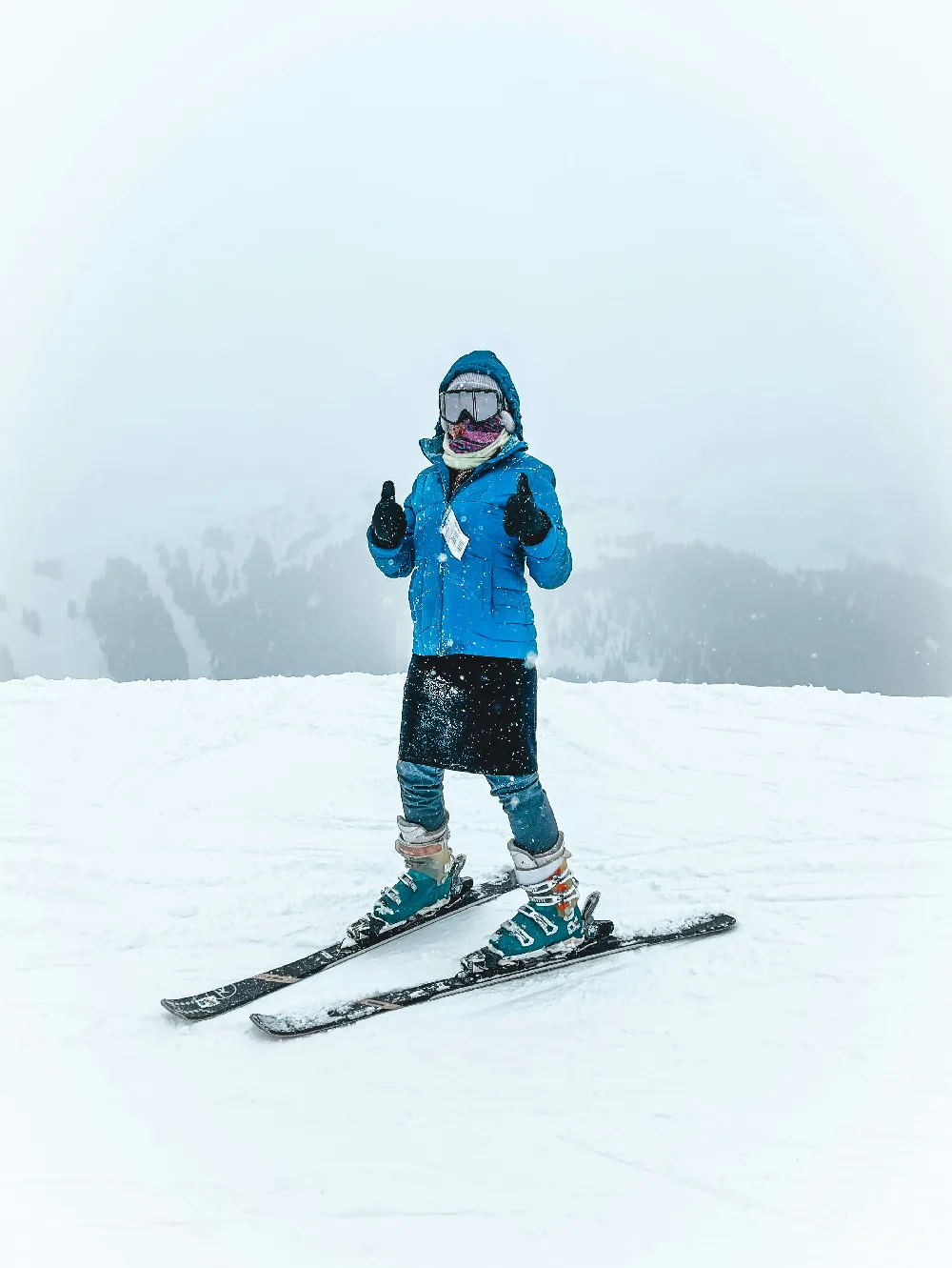 高清摄影 滑雪 冬季运动 户外活动 自信 雪景 滑雪爱好者在雪地的自信时刻