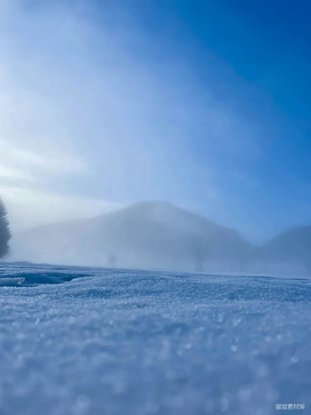高清摄影 自然风光 冬季景色 宁静氛围 户外摄影 雪地 雾中雪山