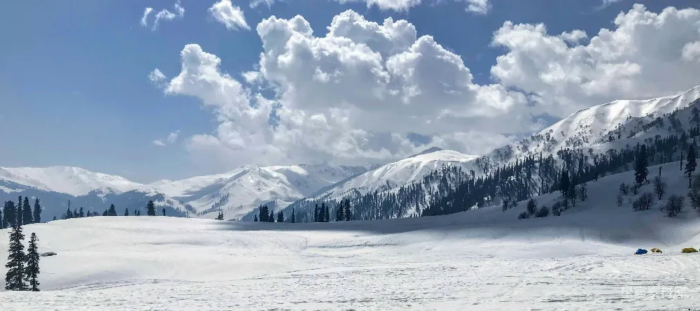 高清摄影 雪山 自然风光 户外露营 冬季风景 宁静 雪山下的宁静营地