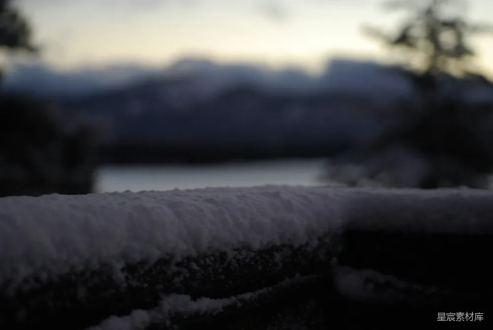 高清摄影 雪景 冬季 自然风光 宁静 户外 冬日山景：雪覆栏杆