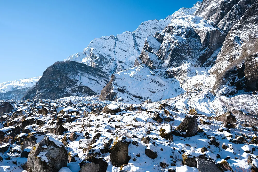 高清摄影 雪山 岩石 冬景 自然风光 户外 雪山下的岩石