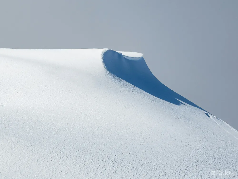 高清摄影 雪坡 自然之美 静谧 极简主义 冬季 雪坡上的自然之手