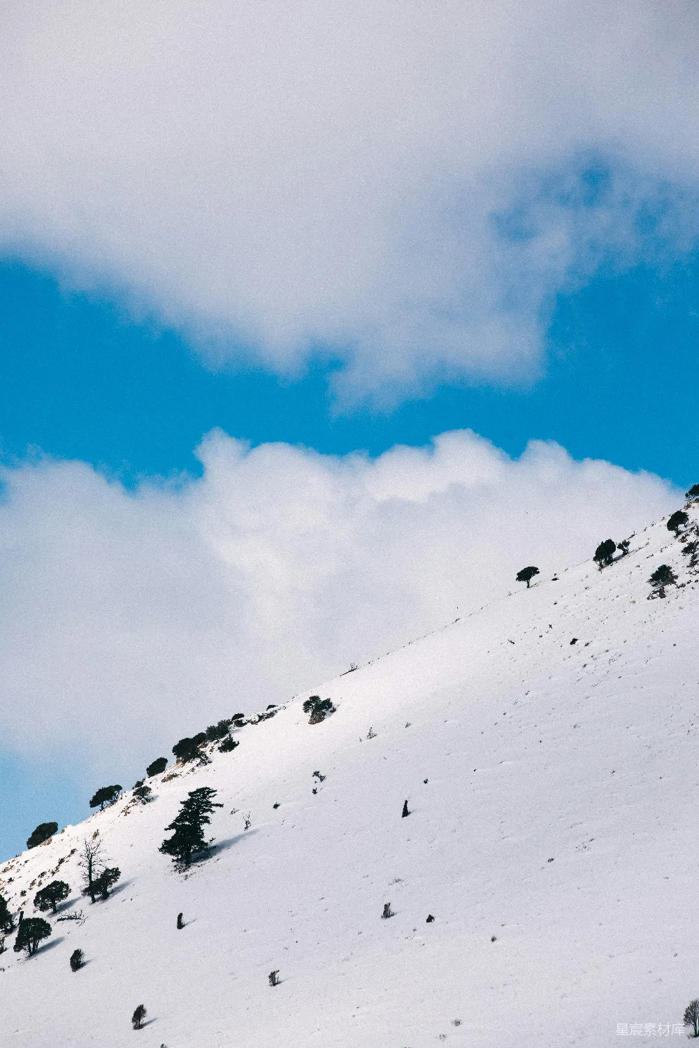 高清摄影 雪山 自然风光 冬季 户外 宁静 雪覆盖的山丘与蓝天白云
