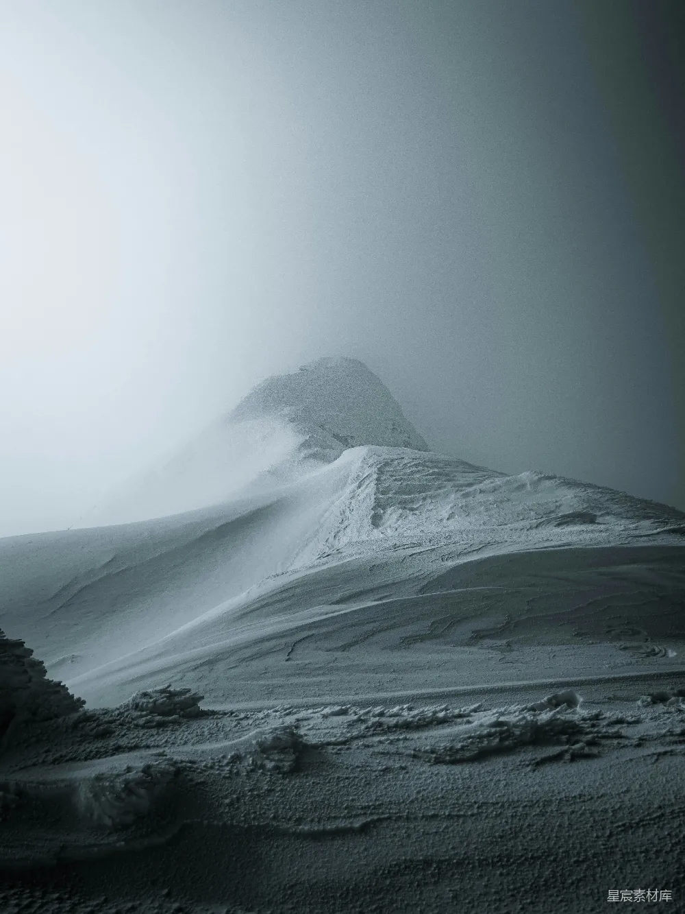 高清摄影 雪景 山峰 雾气 自然风光 冬季 雪中的山峰