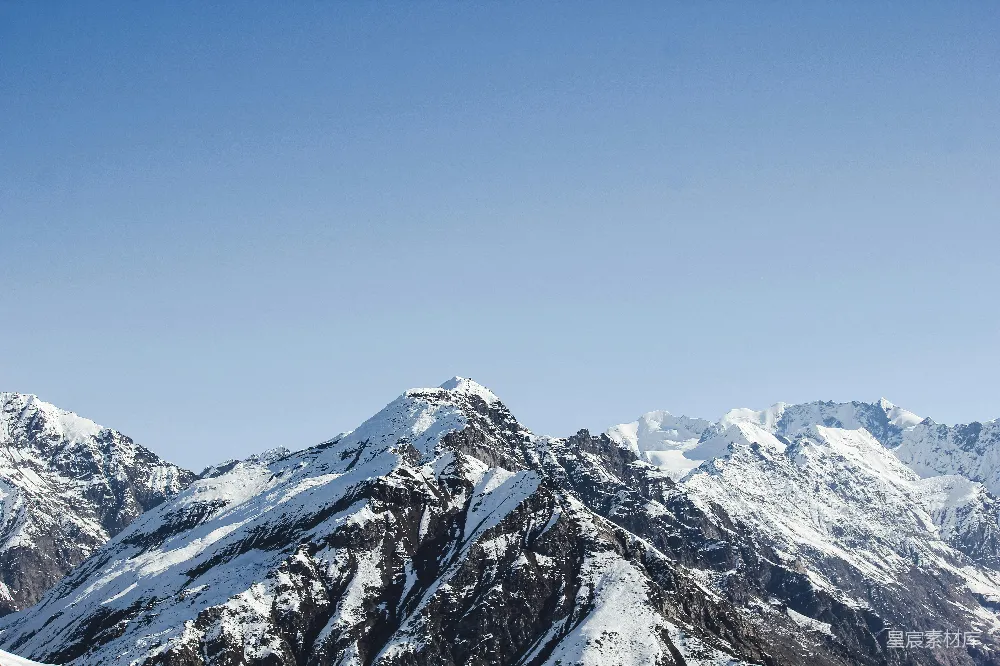 高清摄影 雪山 宁静 自然 风景 户外 雪山下的宁静天空