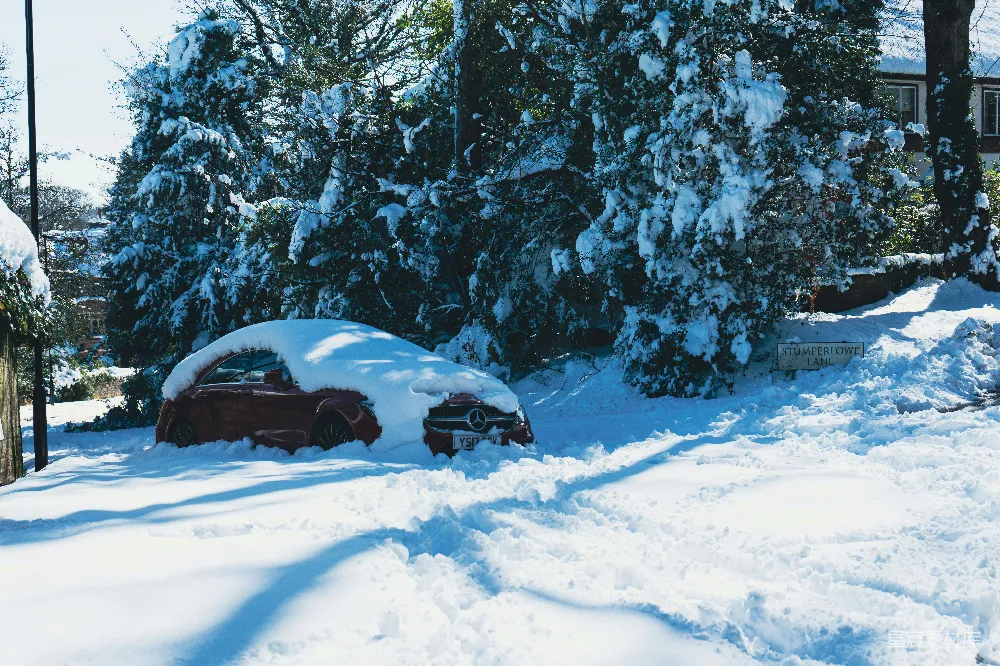 高清摄影 冬季 雪景 汽车 自然风光 城市 冬日雪景中的红色跑车