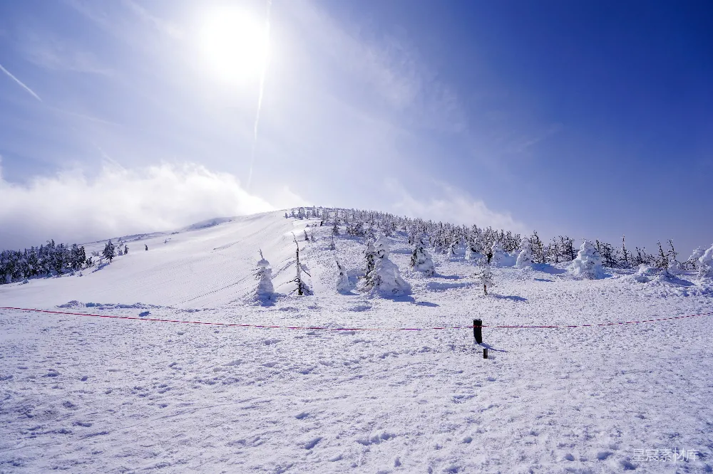 高清摄影 冬季 雪景 自然风光 户外活动 纯净 雪原上的晴空