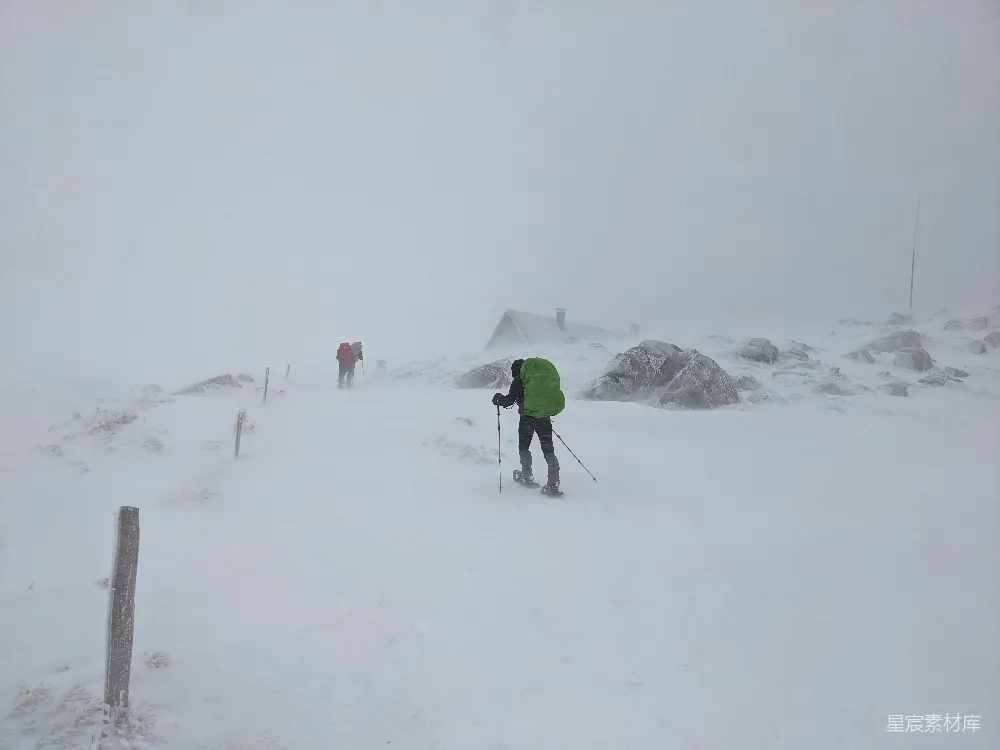 高清摄影 雪地 徒步 自然风光 户外活动 探险 雪地徒步旅行者