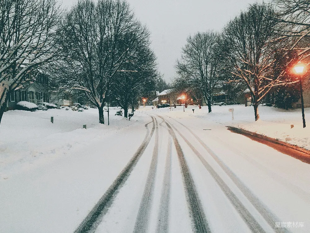 高清摄影 雪景 冬夜 街道 静谧 自然 冬夜雪景中的静谧街道