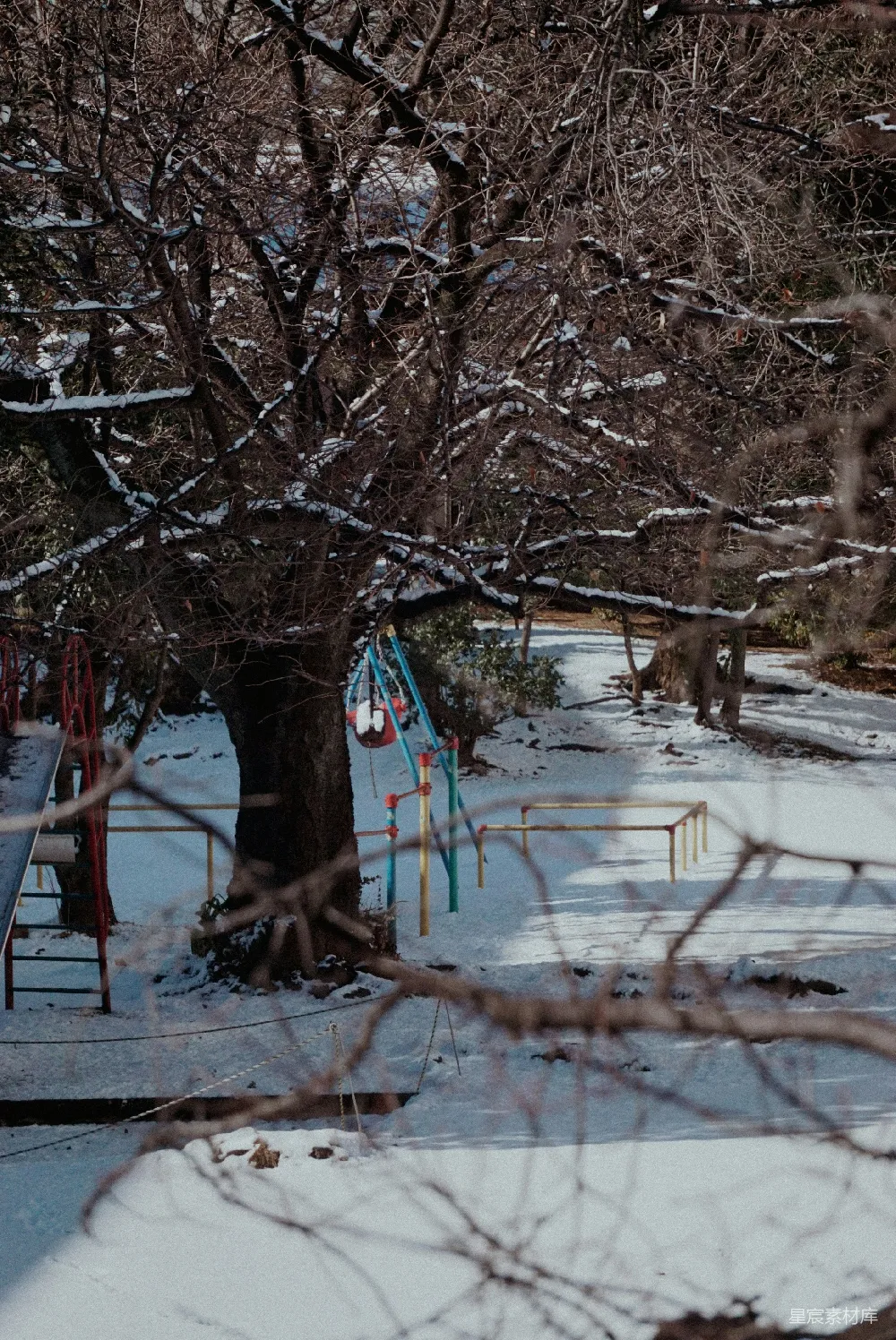 高清摄影 雪景 游乐场 冬季 宁静 自然 雪中的游乐场