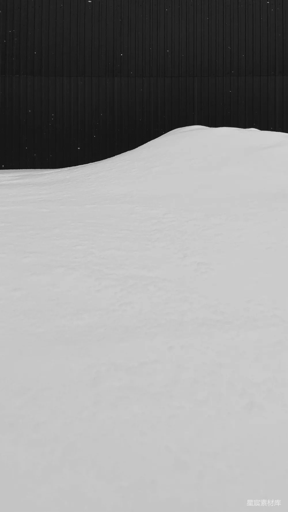 高清摄影 雪堆 简约 冬季 雪景 对比 雪堆与黑色背景