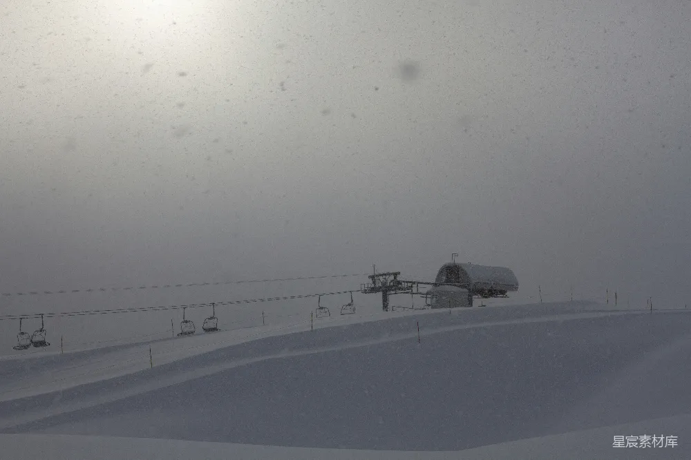 高清摄影 雪景 滑雪缆车 冬季 宁静 户外 雪中静谧的滑雪缆车