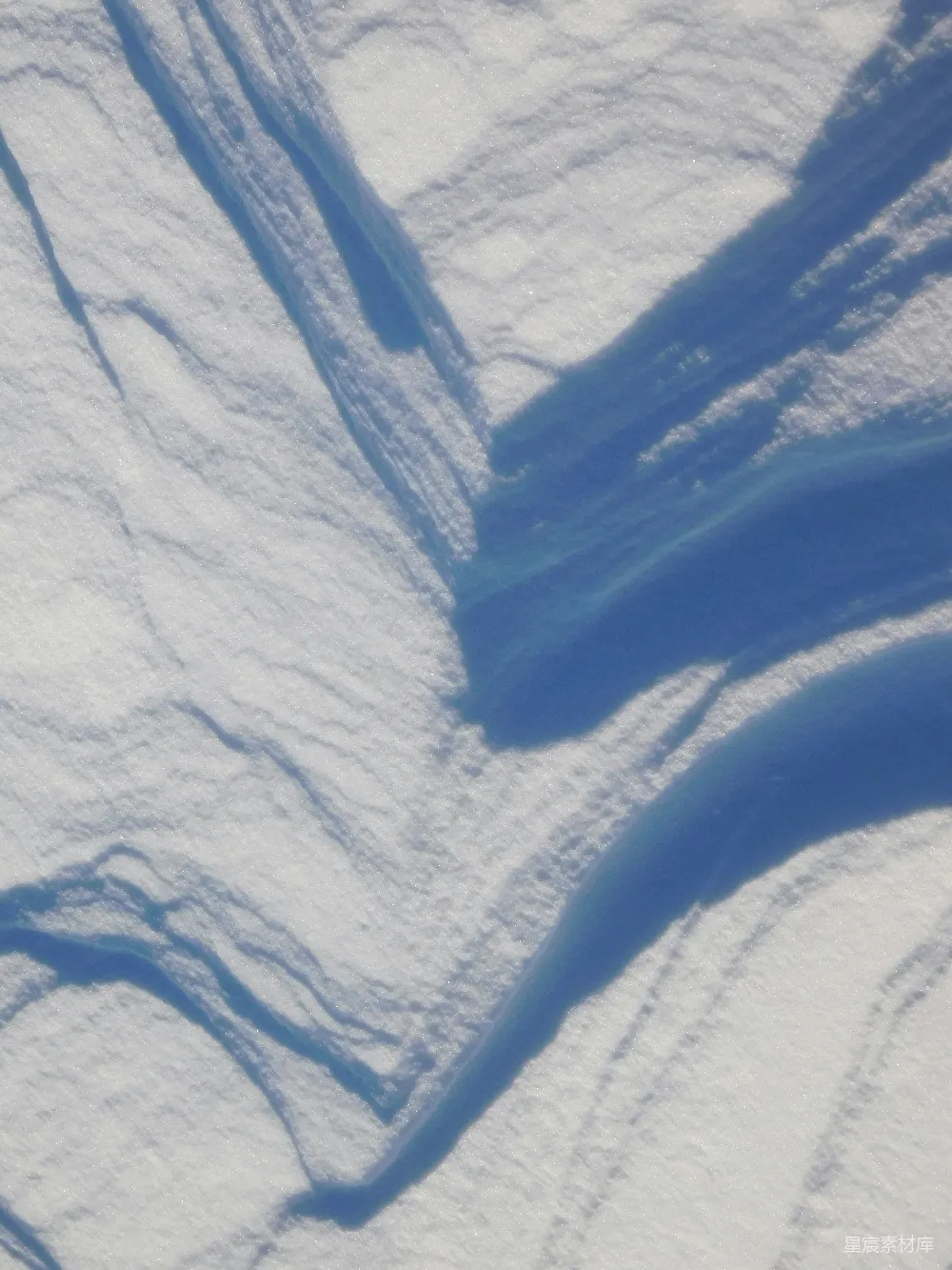 高清摄影 雪地 足迹 自然 冬季 户外 雪地上的蜿蜒足迹